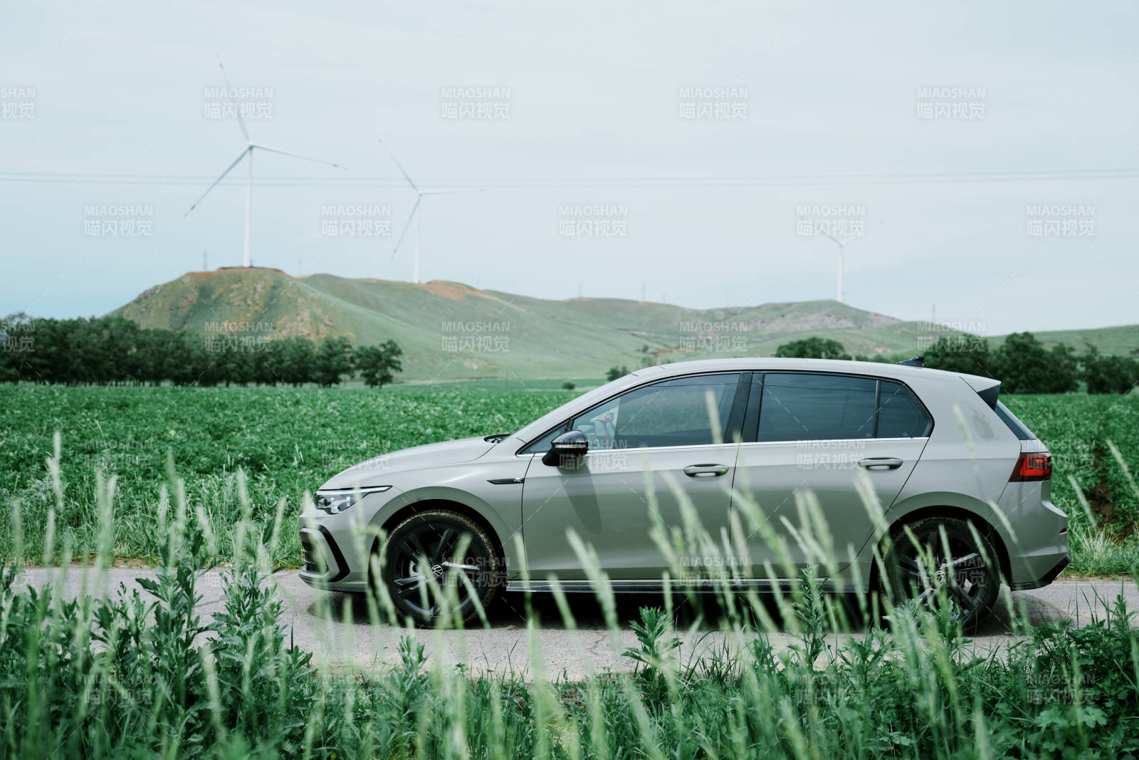 风车下的银色轿车图片