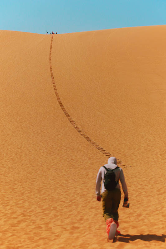 沙漠探险 足迹延伸至远方图片