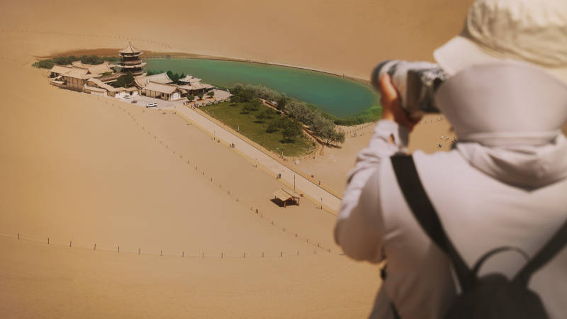 月牙泉鸣沙山 游客拍照留念图片