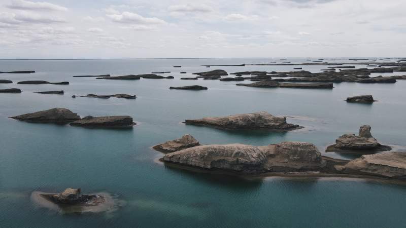 湖中奇石 自然美景图片