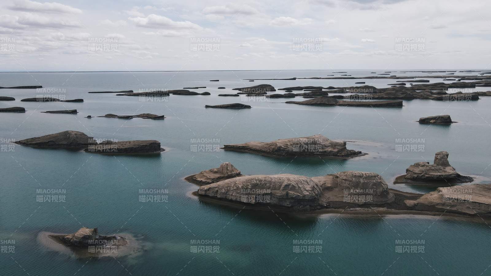 湖中奇石 自然美景图片