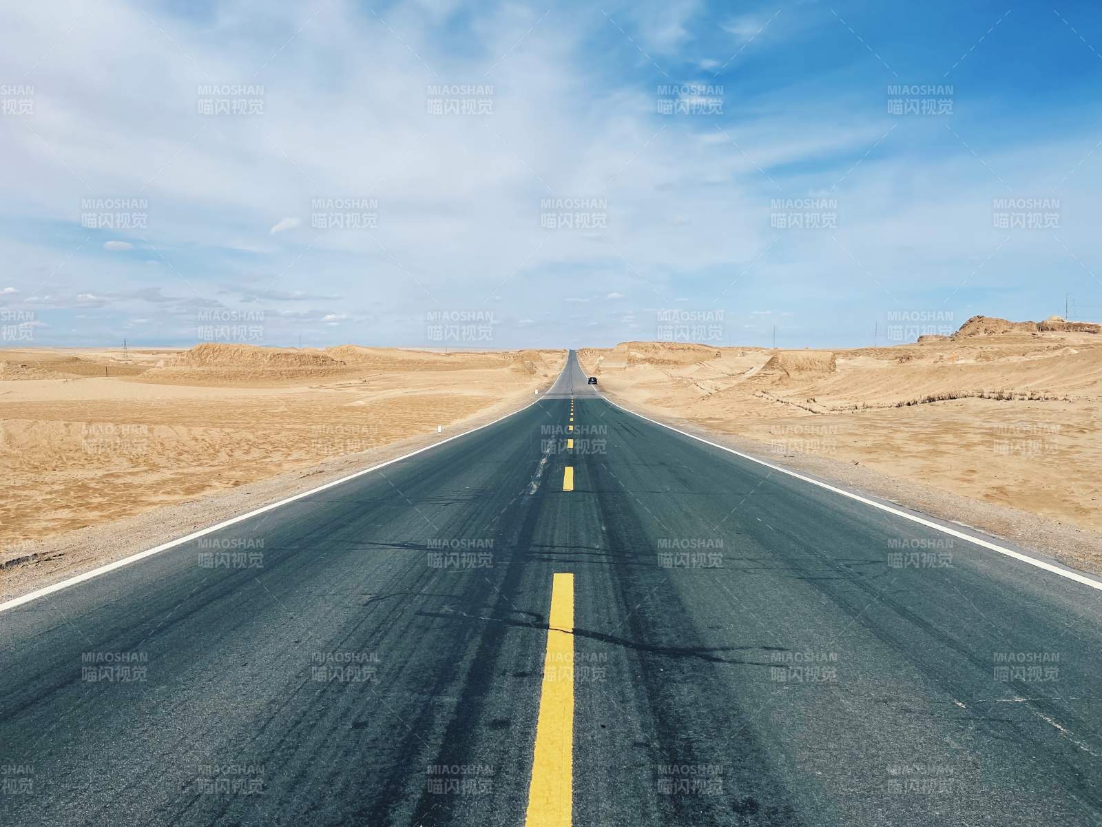 沙漠中的笔直公路图片