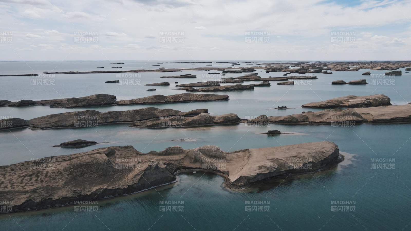 湖中石岛群景致独特图片