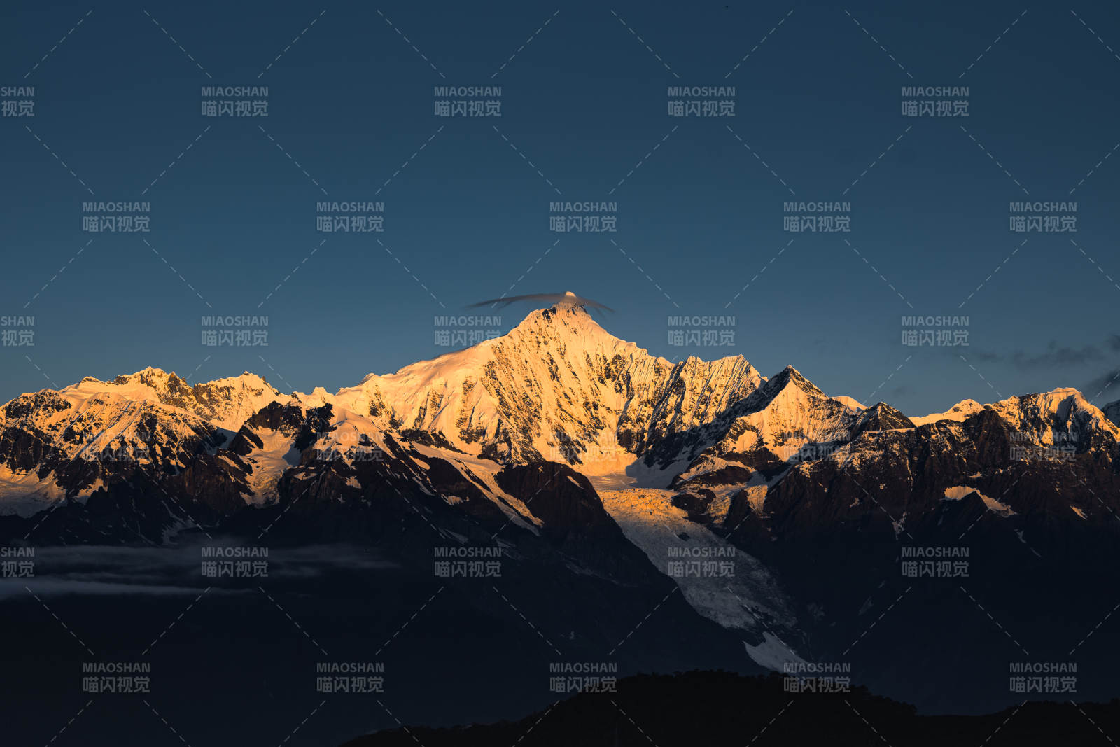 雪山日出 光辉映照图片