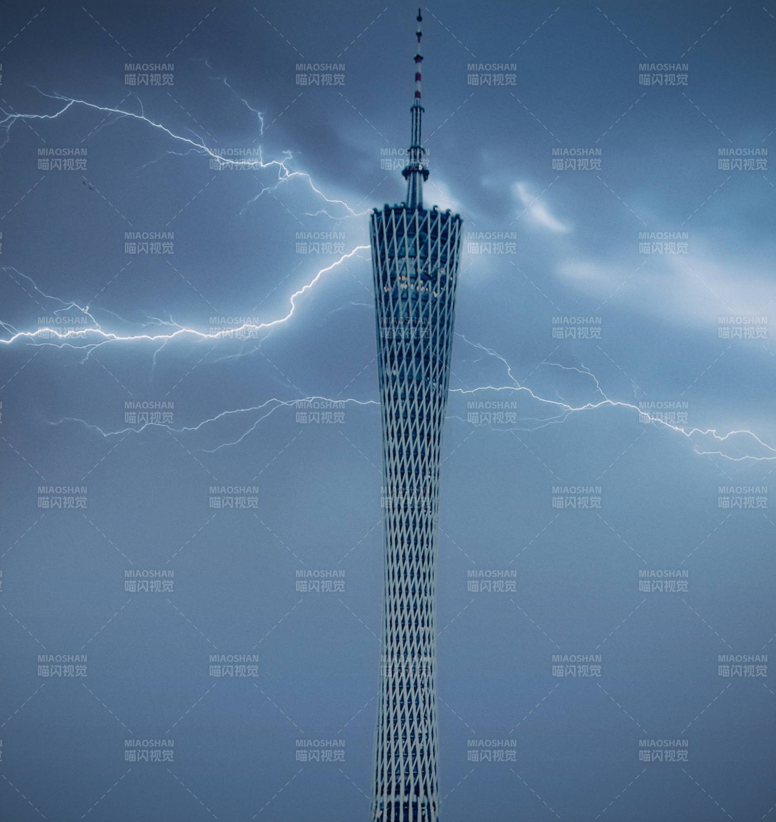 雷电中的广州塔图片