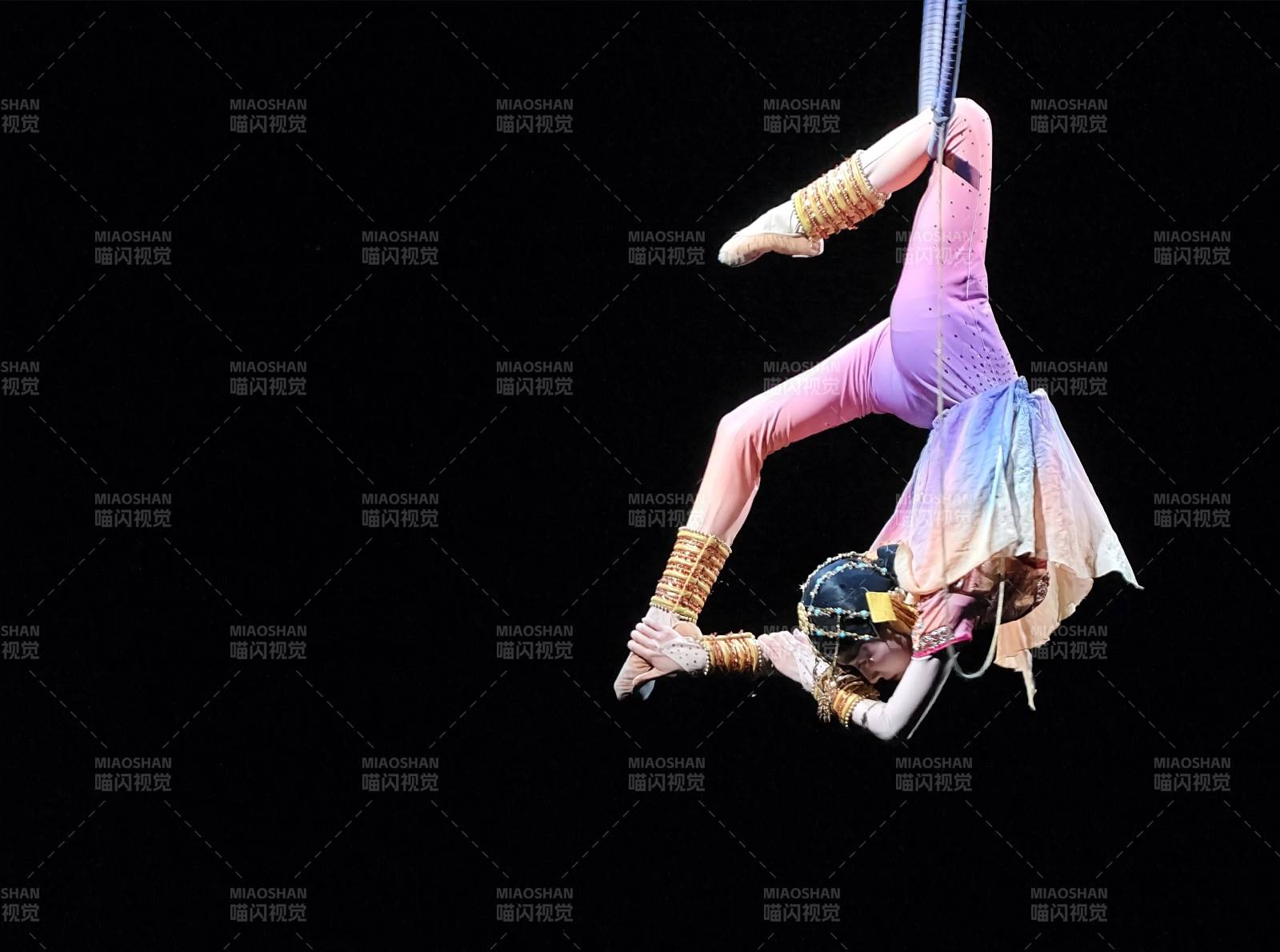 空中杂技 优雅的倒立表演图片