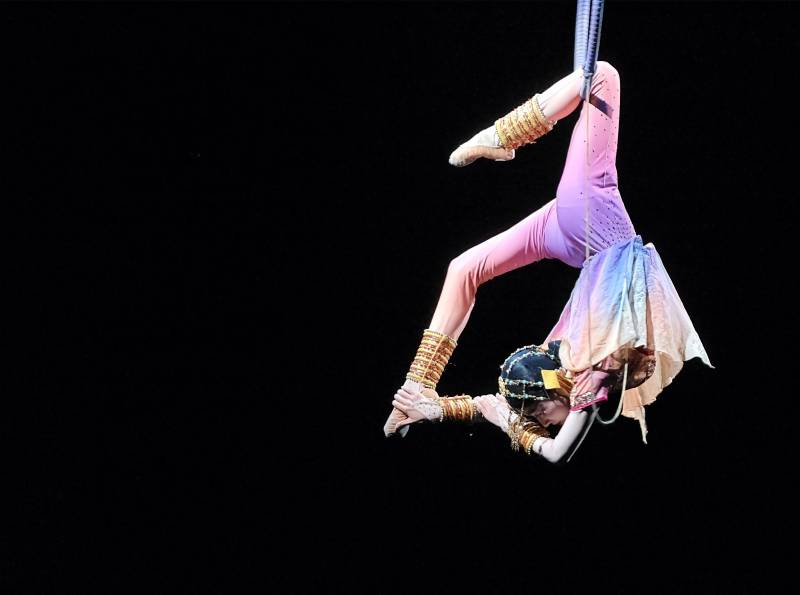 空中杂技 优雅的倒立表演图片