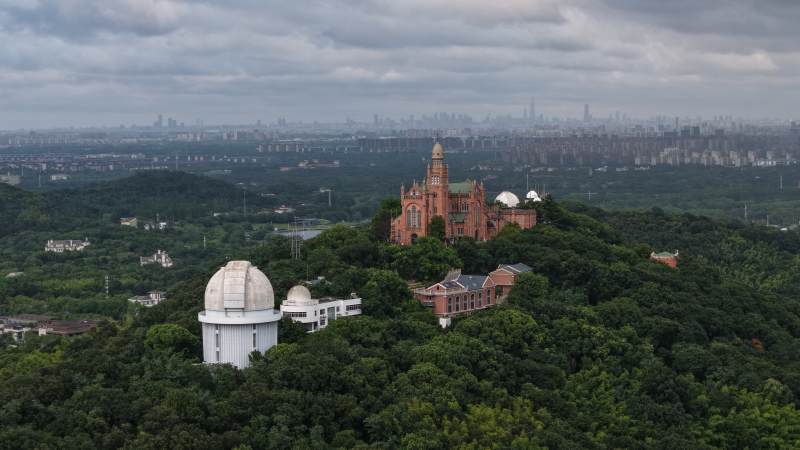 上海佘山天文台和上海佘山天主教堂航拍图片