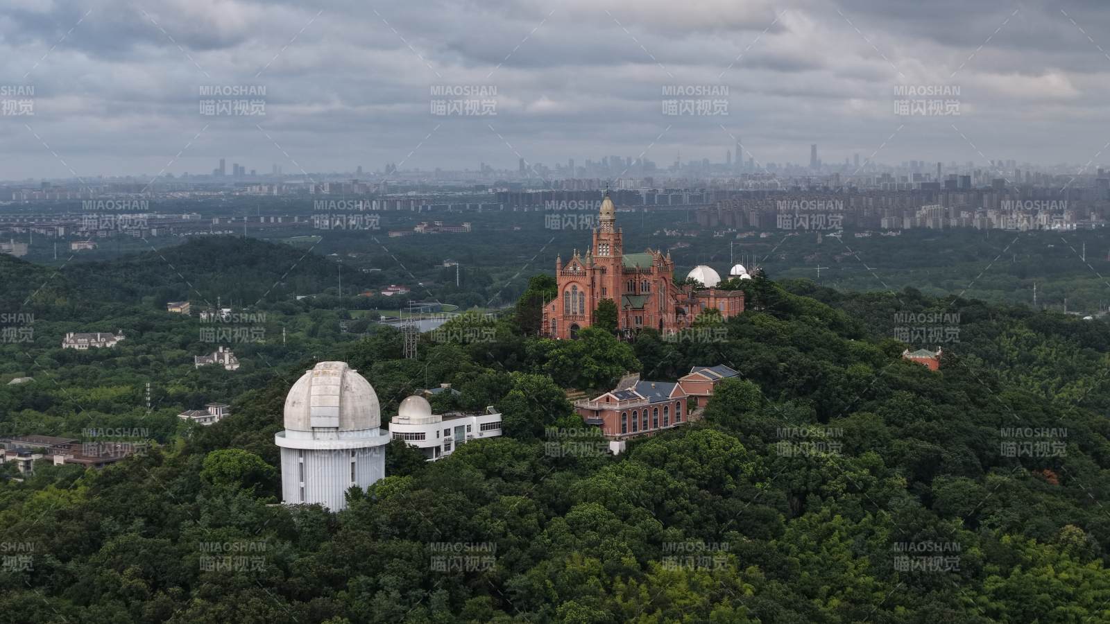 上海佘山天文台和上海佘山天主教堂航拍图片