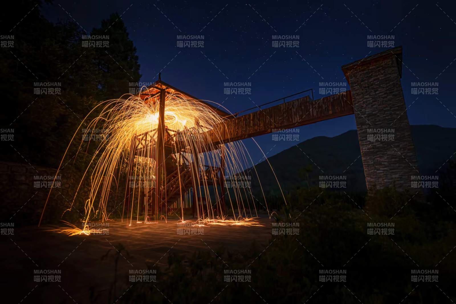 夜空下的火花表演图片