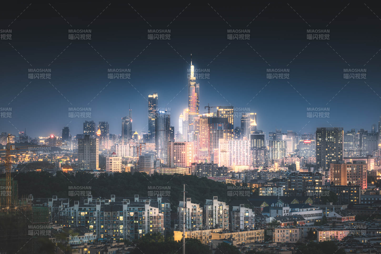 夜幕下的城市灯火辉煌图片