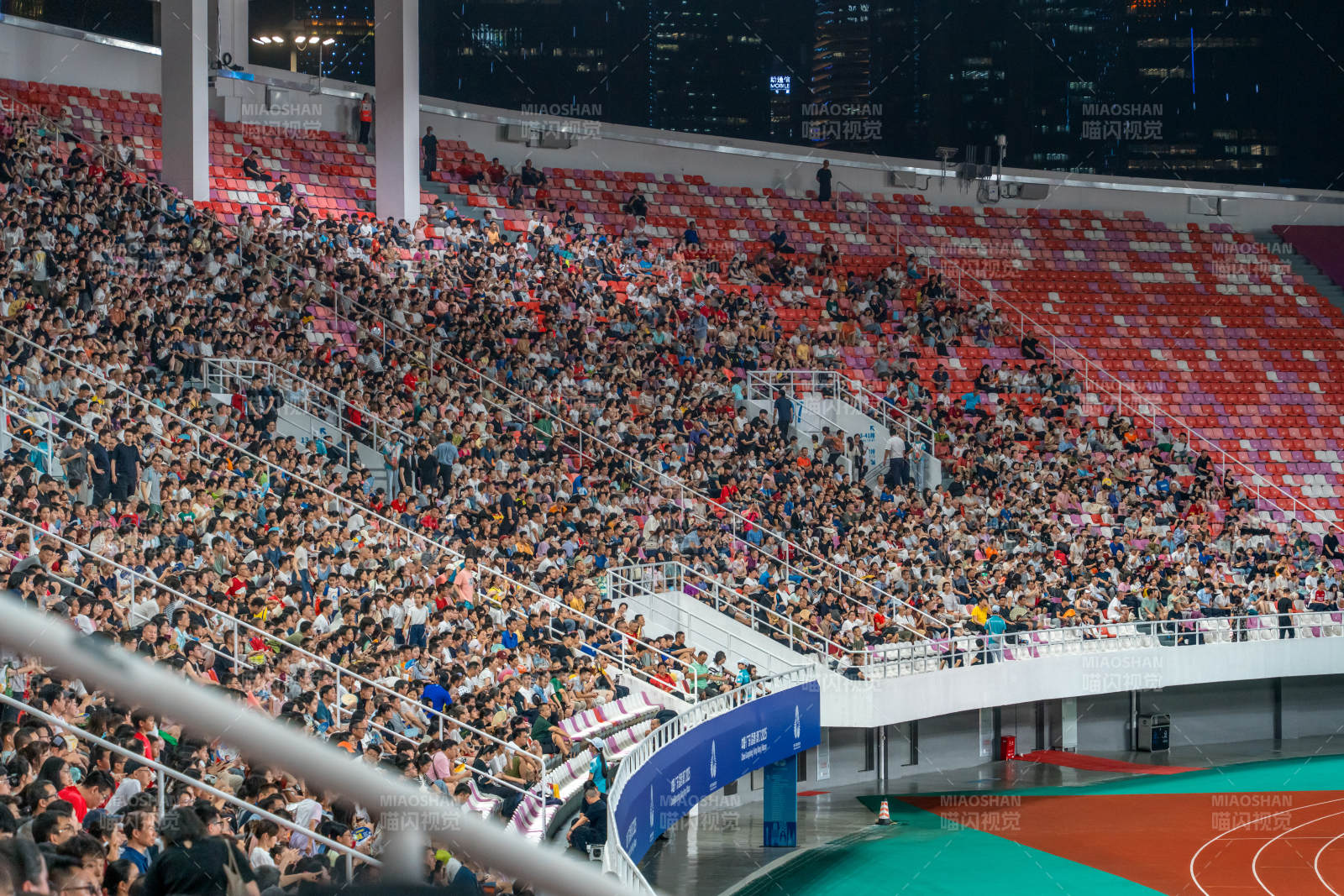 体育场观众席夜景图片