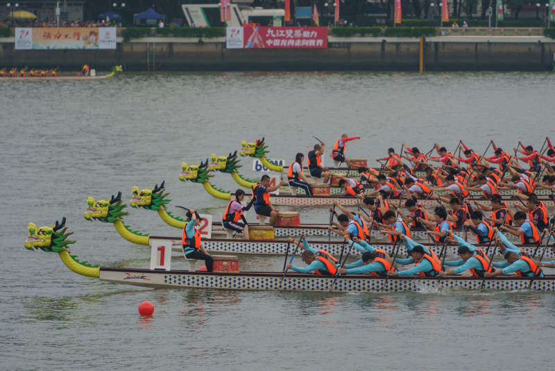 龙舟竞渡 水上争锋图片