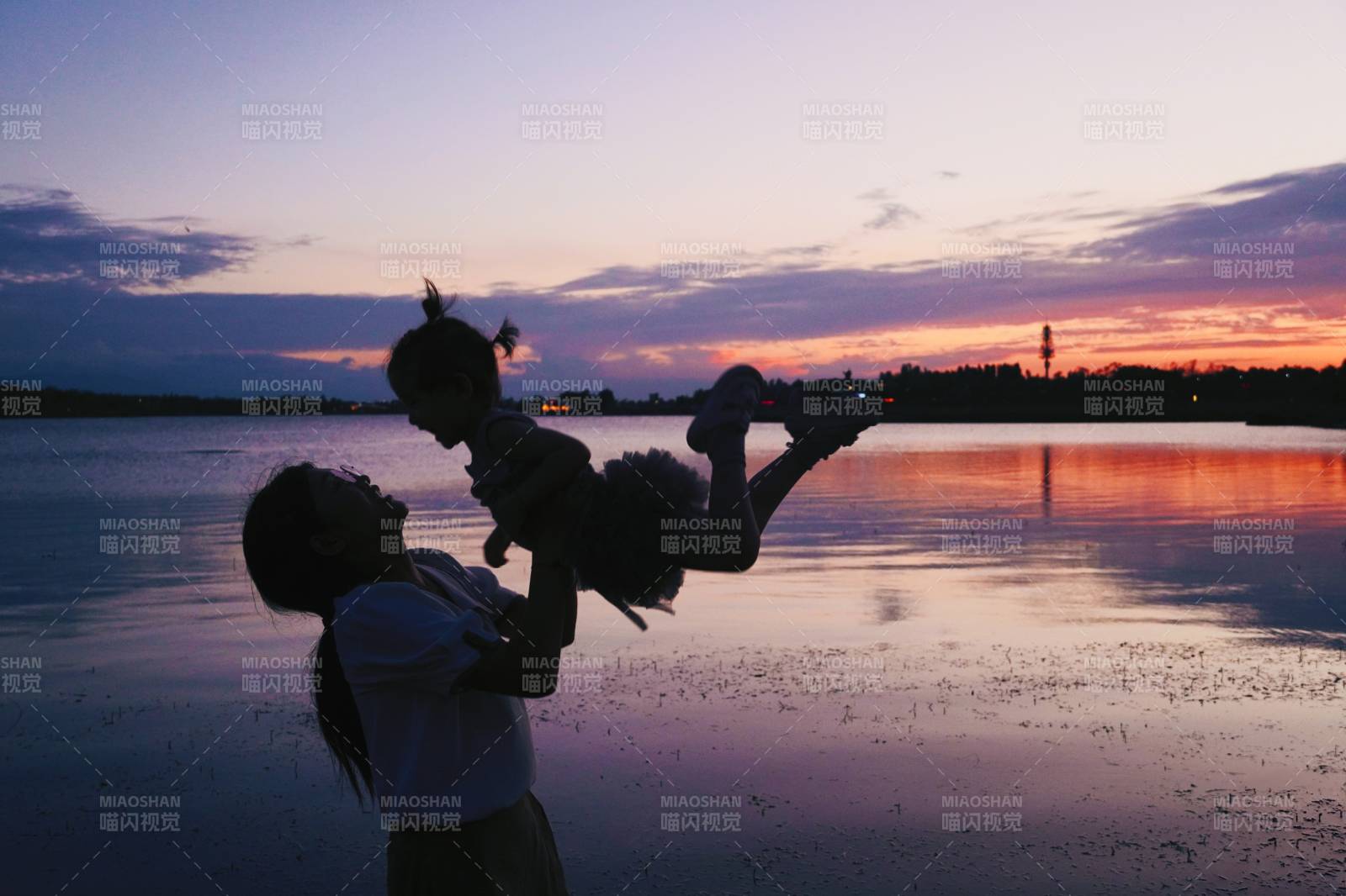 夕阳下的亲子时光图片