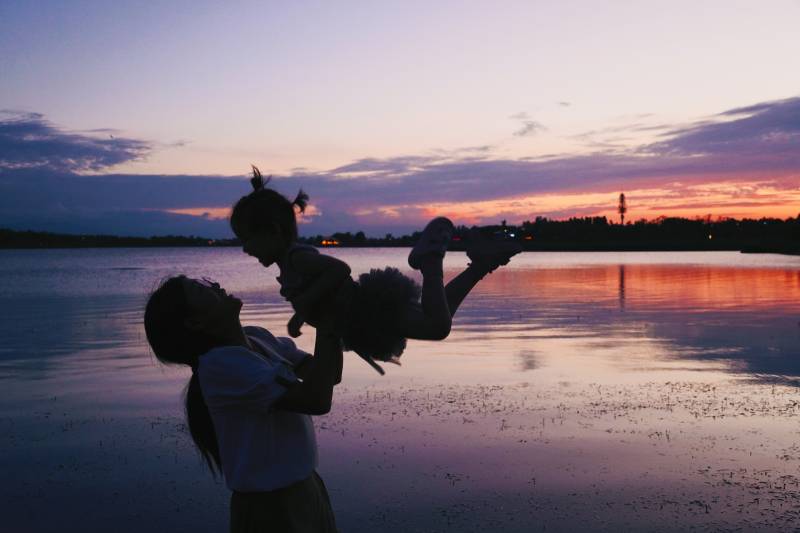 夕阳下的亲子时光图片