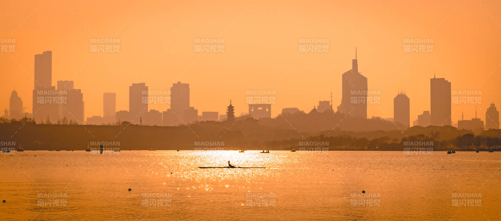 夕阳下的城市与湖景图片
