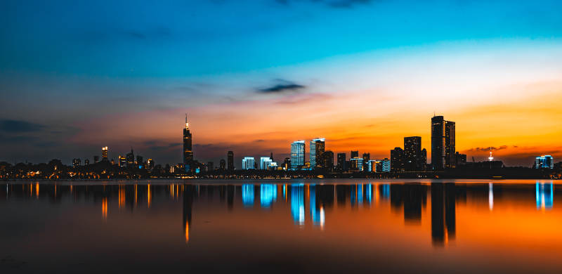 城市夜景倒影湖面图片