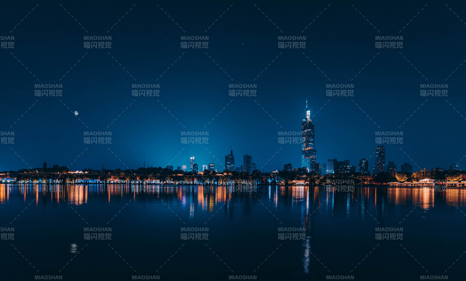 夜色湖畔 城市灯火辉煌图片