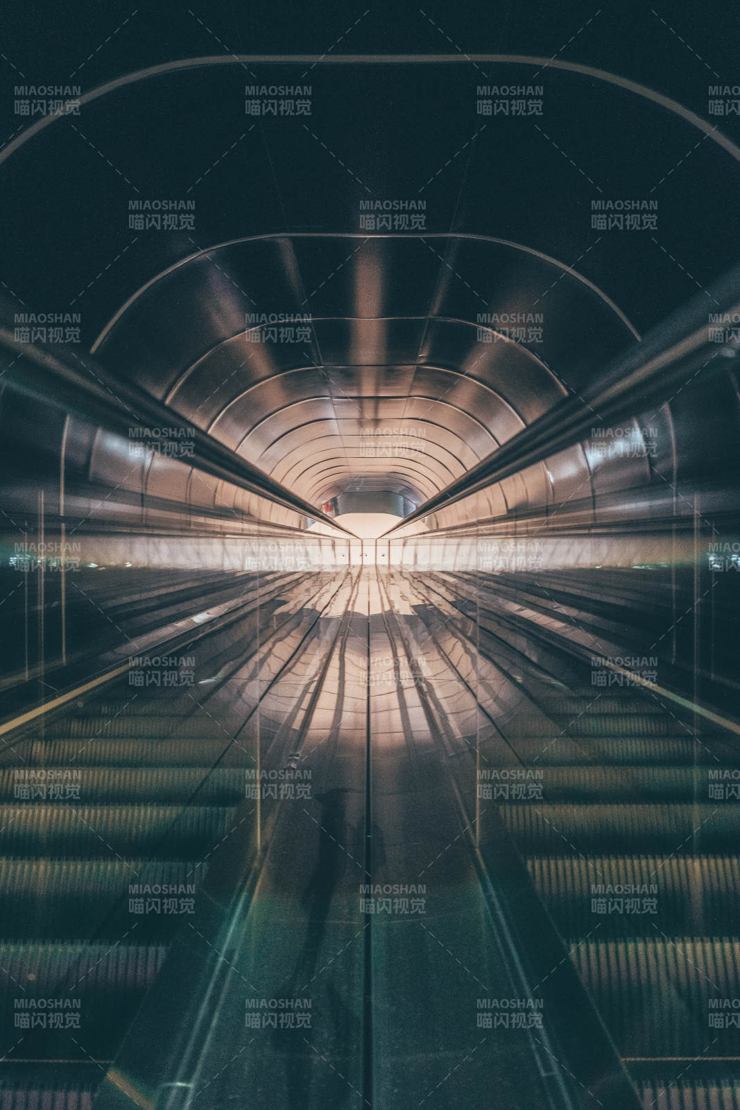 光影交错的隧道阶梯图片