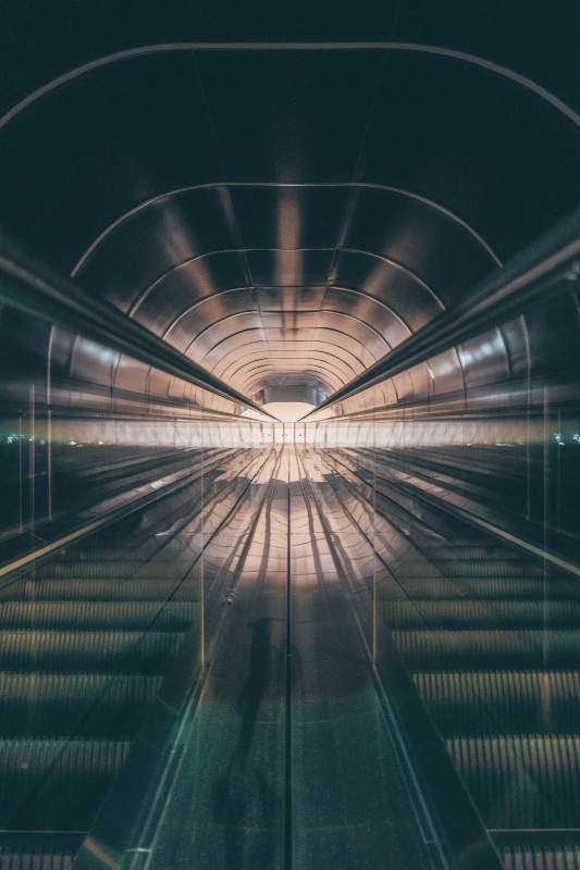 光影交错的隧道阶梯图片