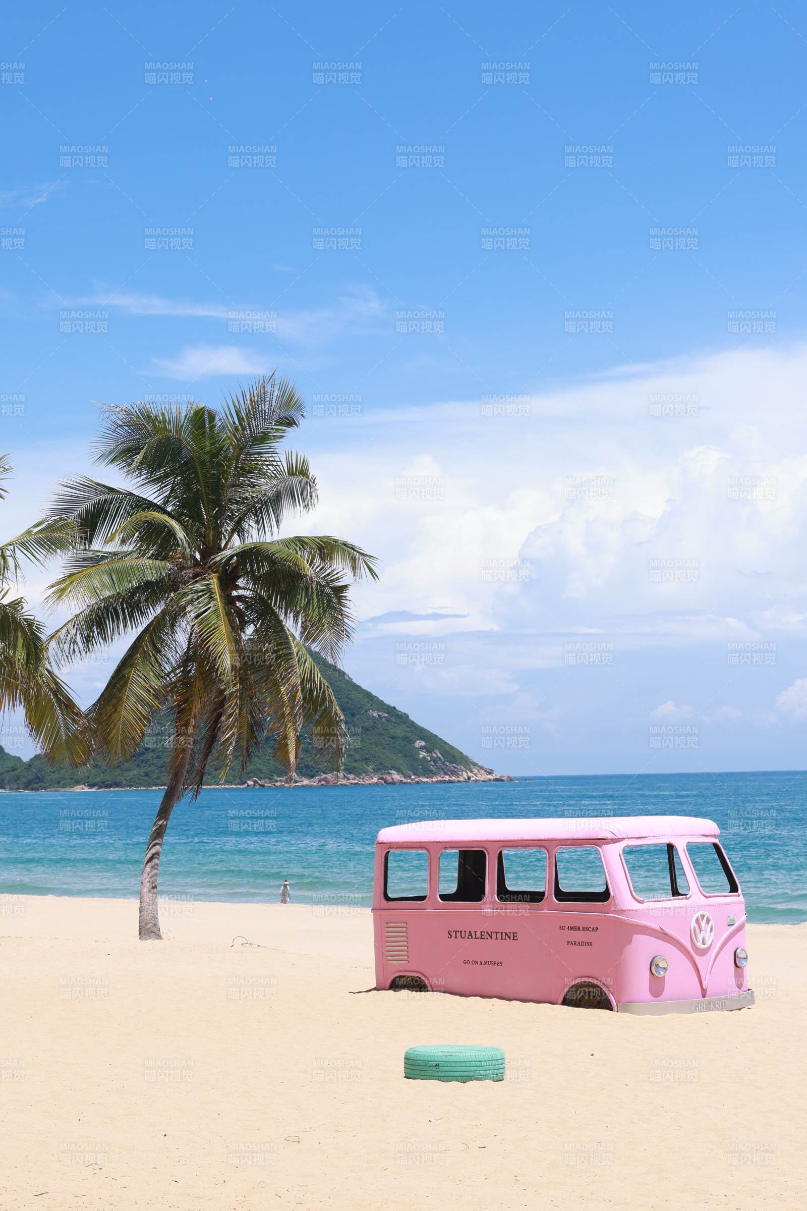 粉色巴士与椰树海滩图片