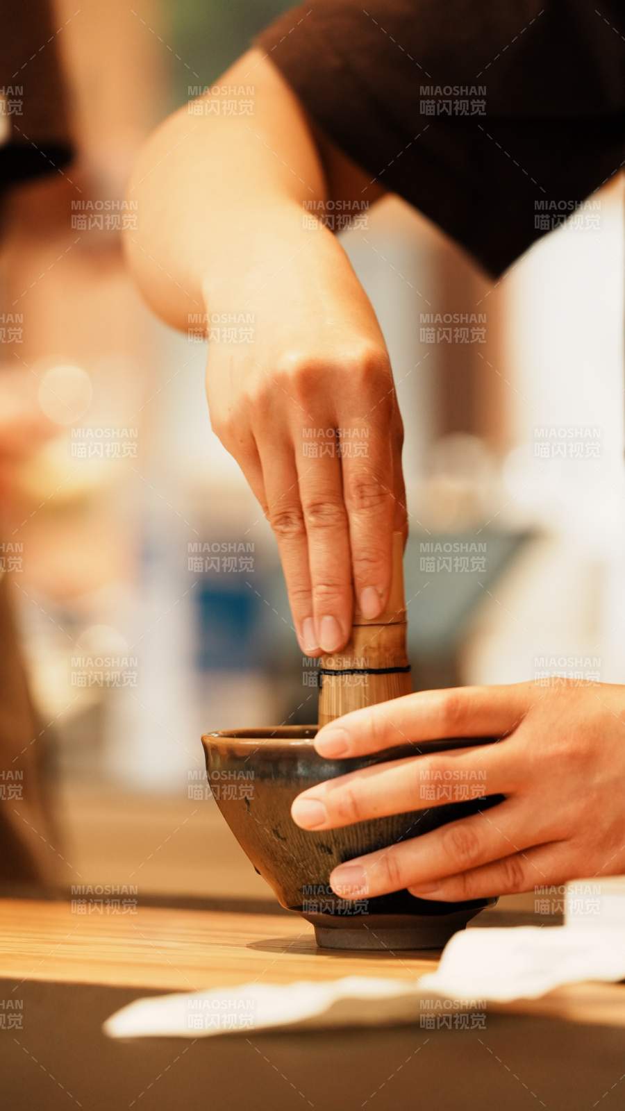 茶道 手握茶筅搅拌茶汤图片