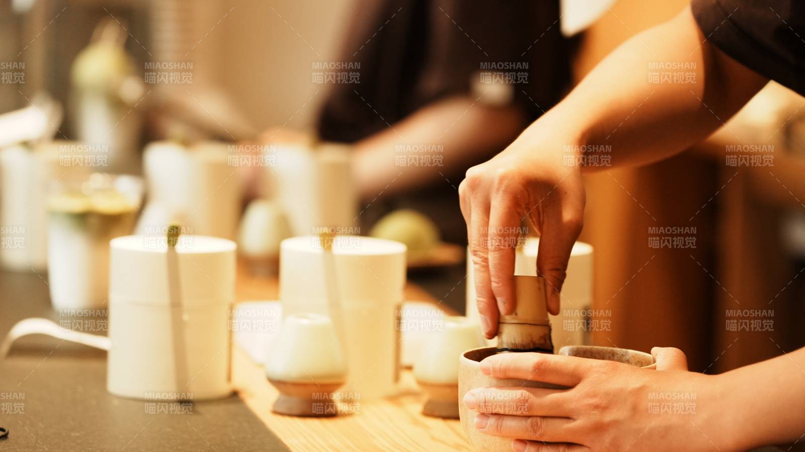 茶艺师正在泡茶图片