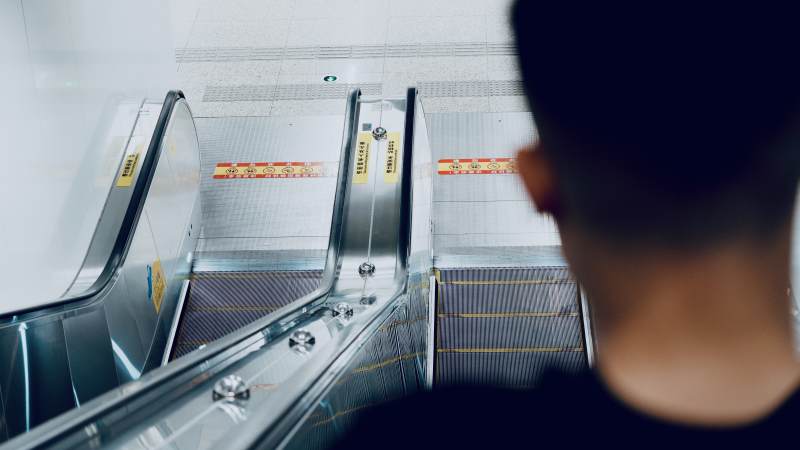 空旷的自动扶梯与背影图片