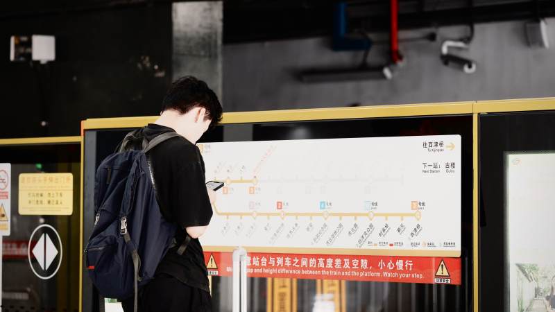 地铁站内查看线路图图片