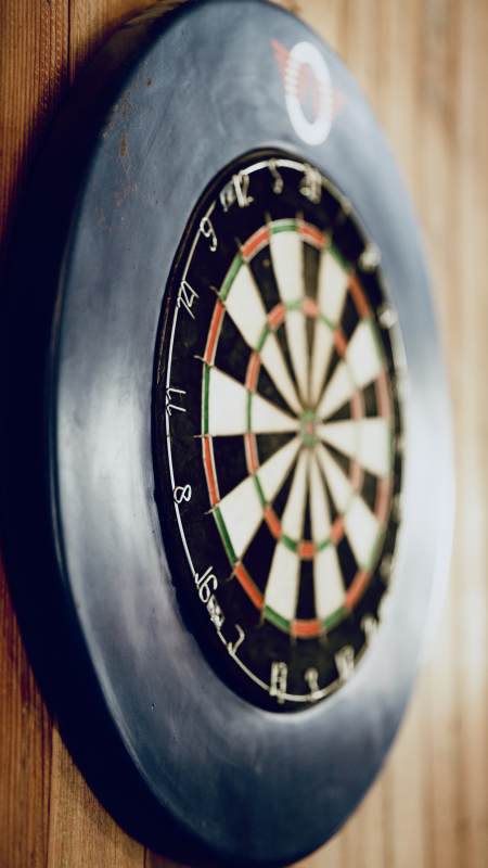 复古飞镖盘特写图片