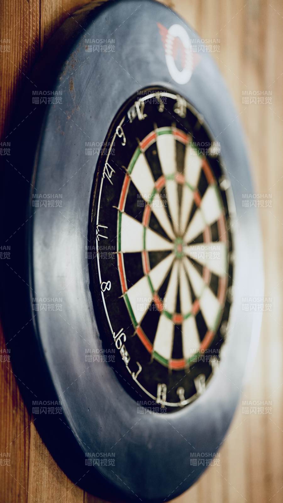 复古飞镖盘特写图片