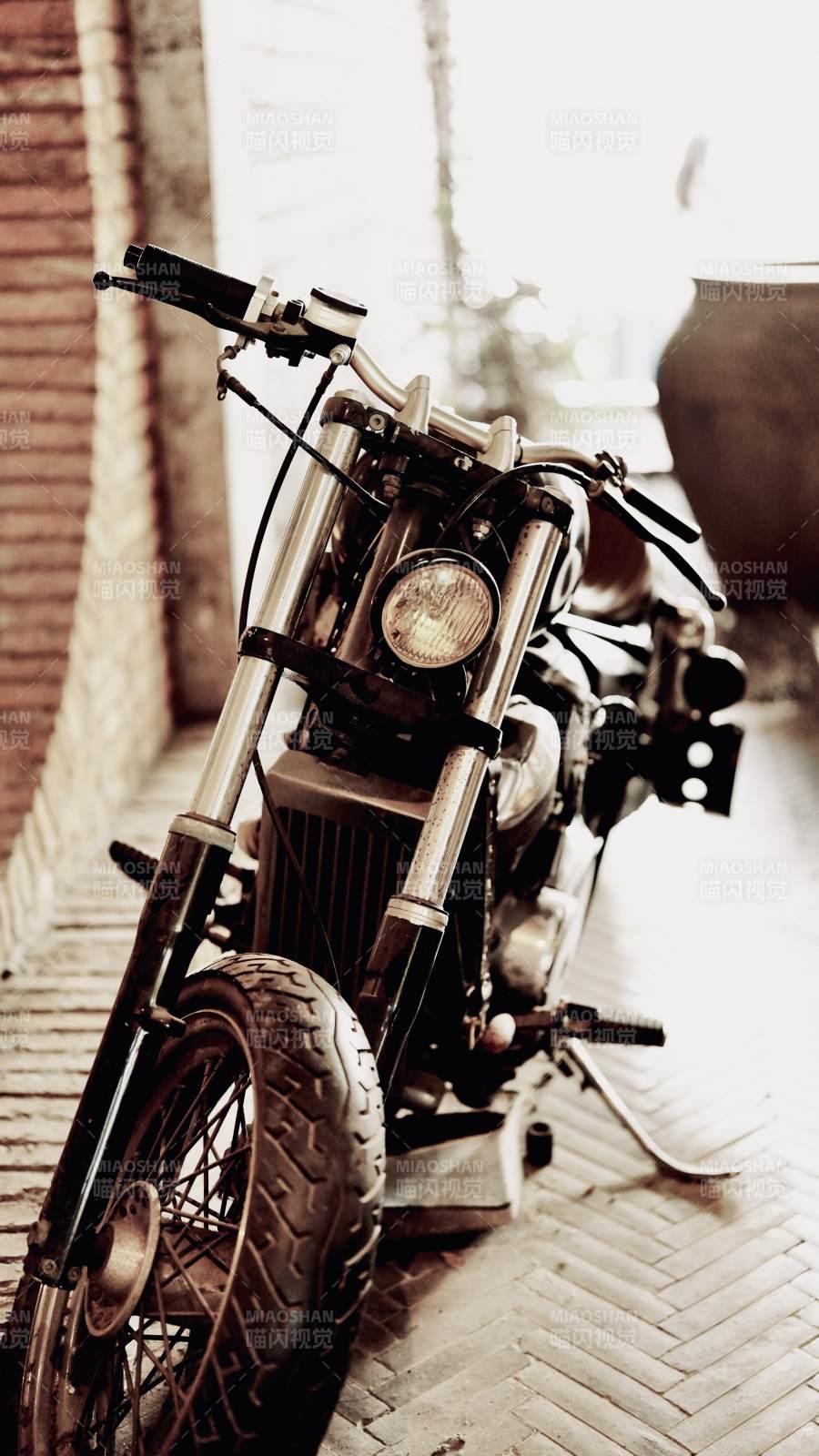 复古摩托车的静谧时光图片