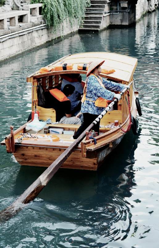 水乡摇橹 悠然自得图片