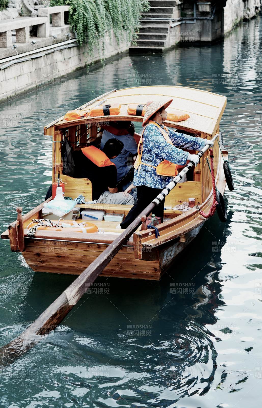 水乡摇橹 悠然自得图片