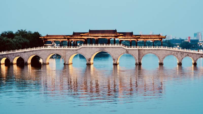 金鸡湖廊桥倒影如画图片