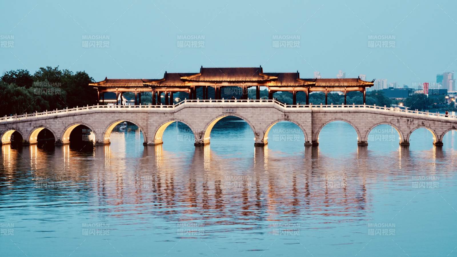 金鸡湖廊桥倒影如画图片