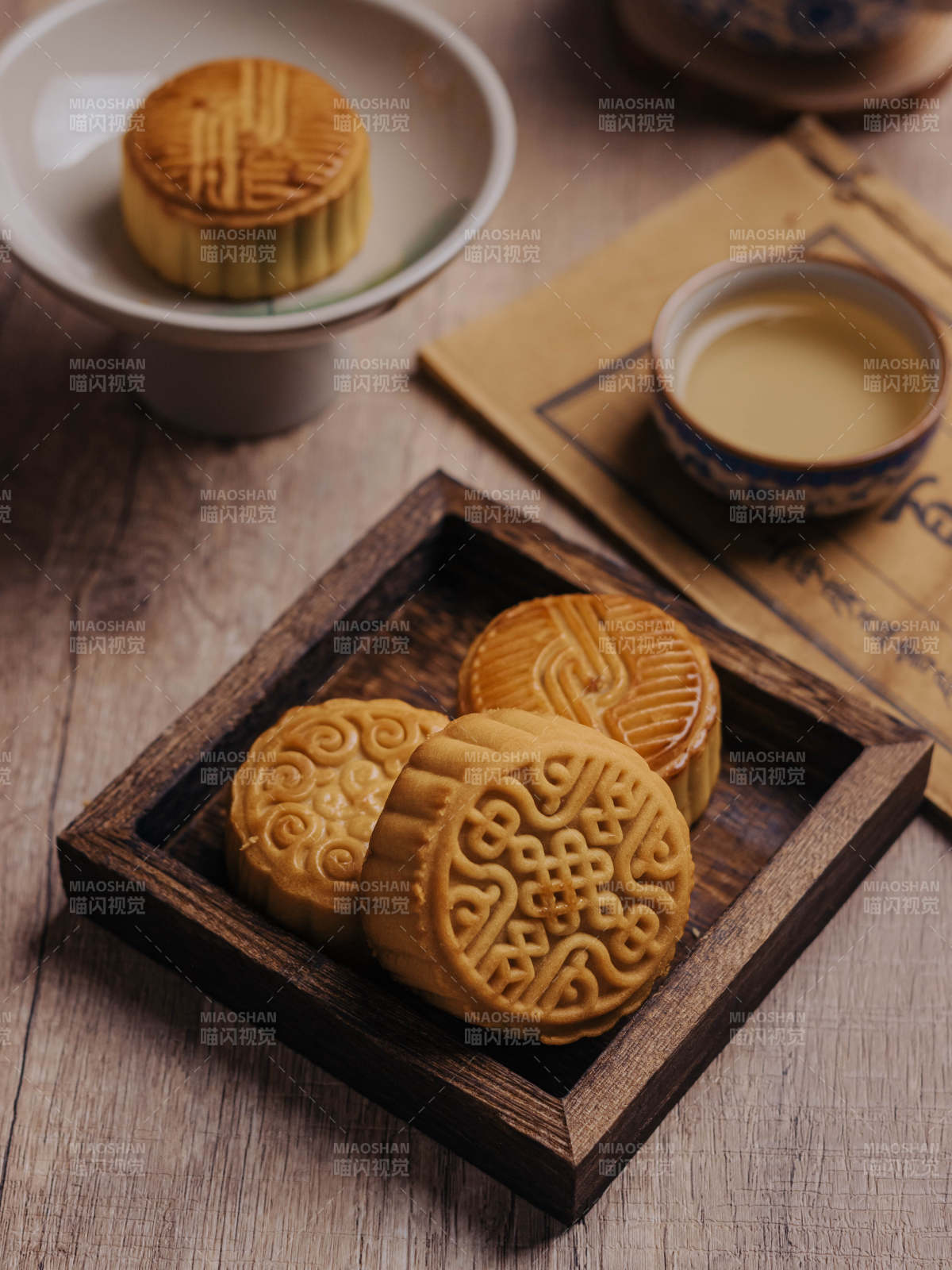 中秋月饼与茶香相伴图片