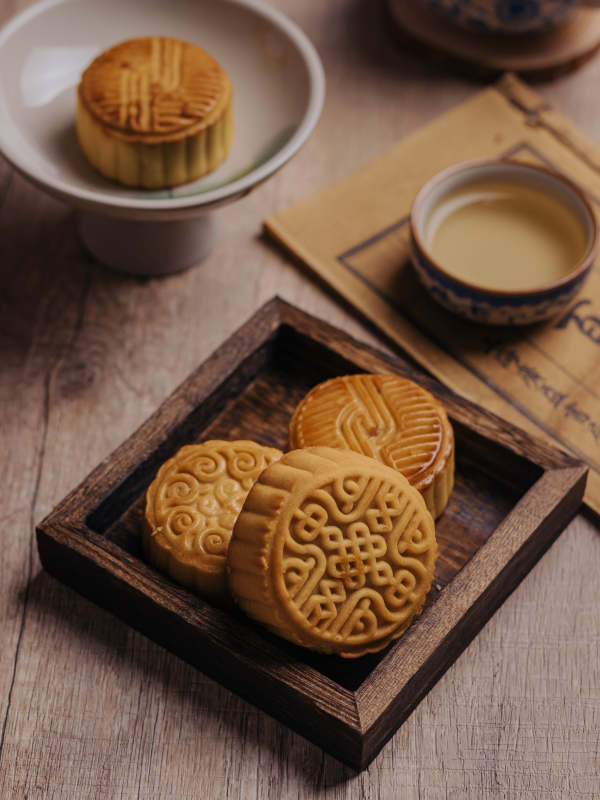 中秋月饼与茶香相伴图片
