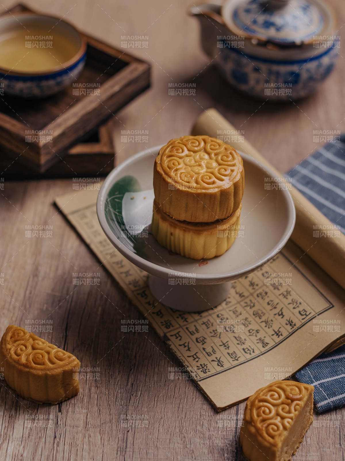 中秋月饼与茶点图片