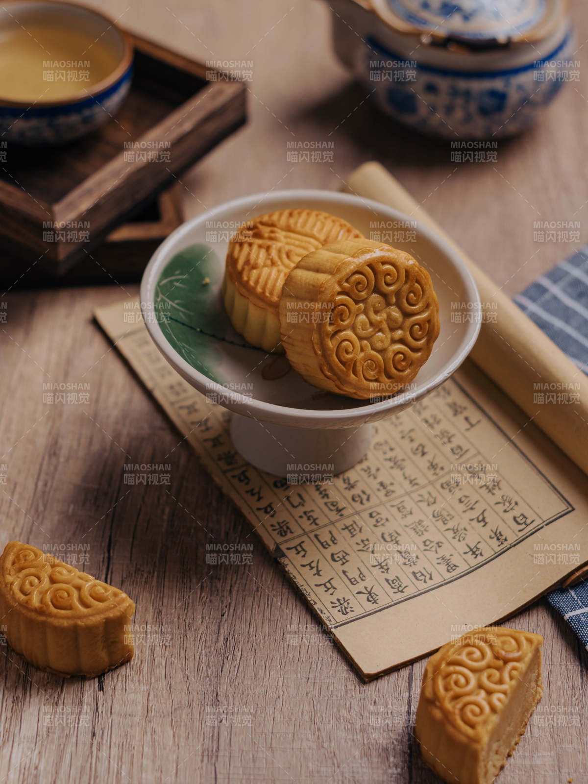 中秋月饼与茶香相伴图片