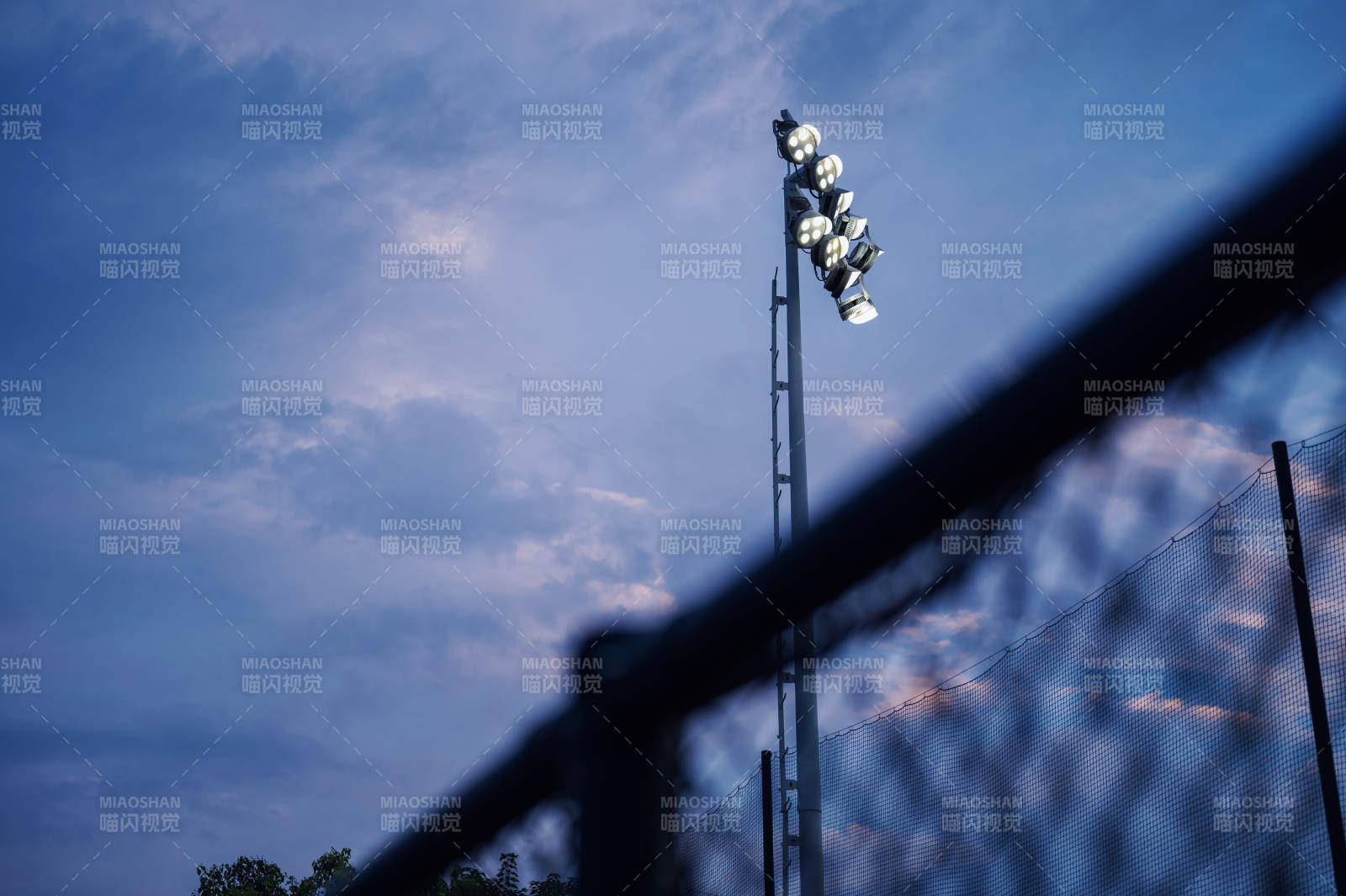 黄昏球场灯光照亮夜空图片