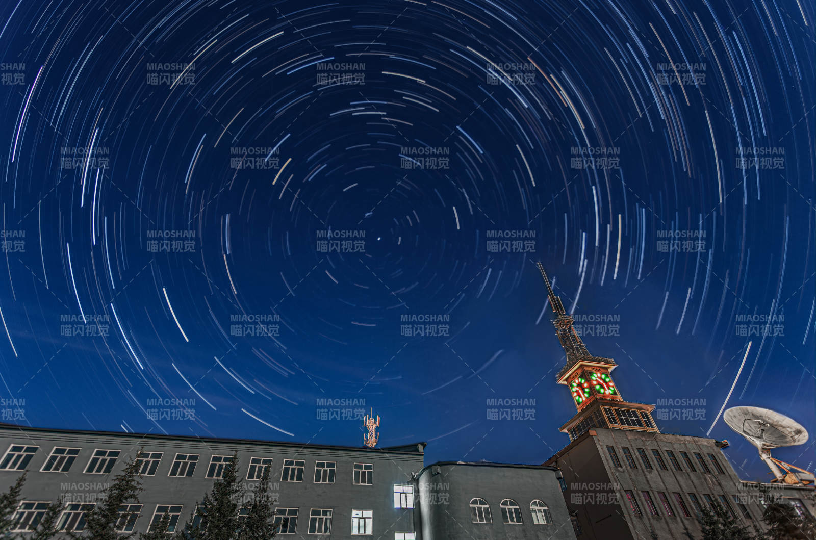 星轨夜空下的建筑群图片