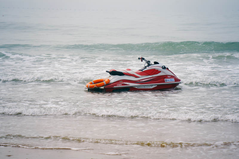 海边的红色摩托艇图片