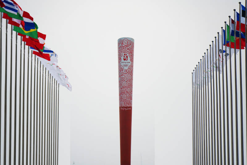 奥运火炬与旗帜背景图片