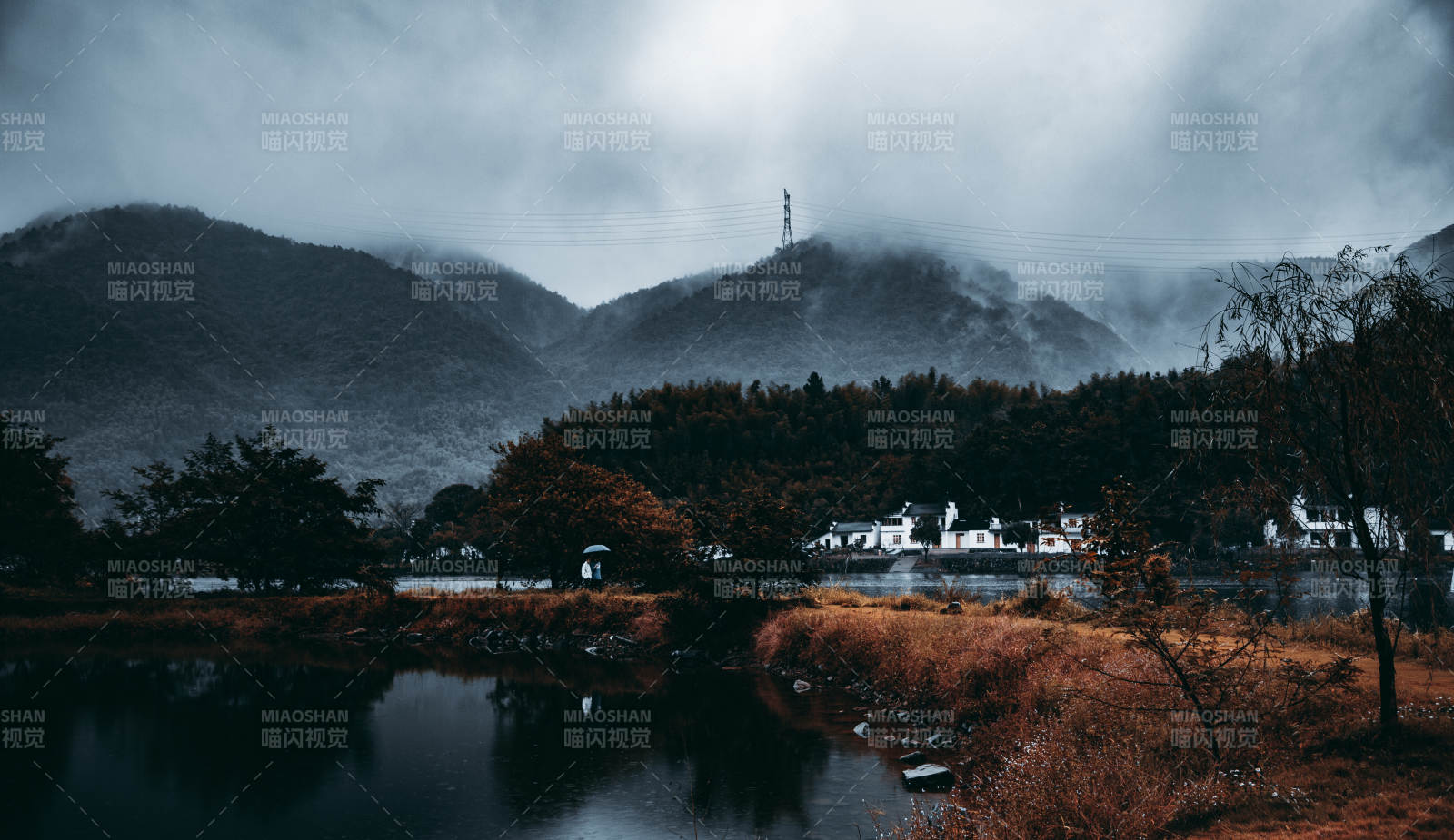 雾山静湖 秋意浓情图片