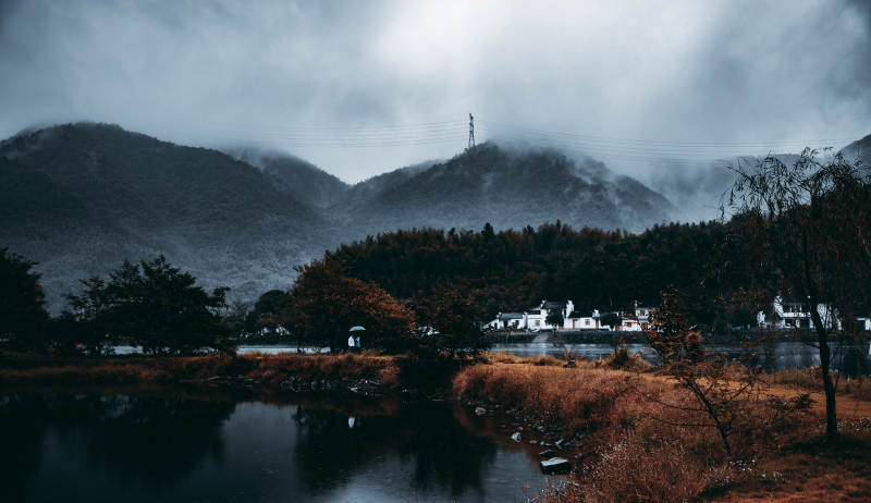 雾山静湖 秋意浓情图片