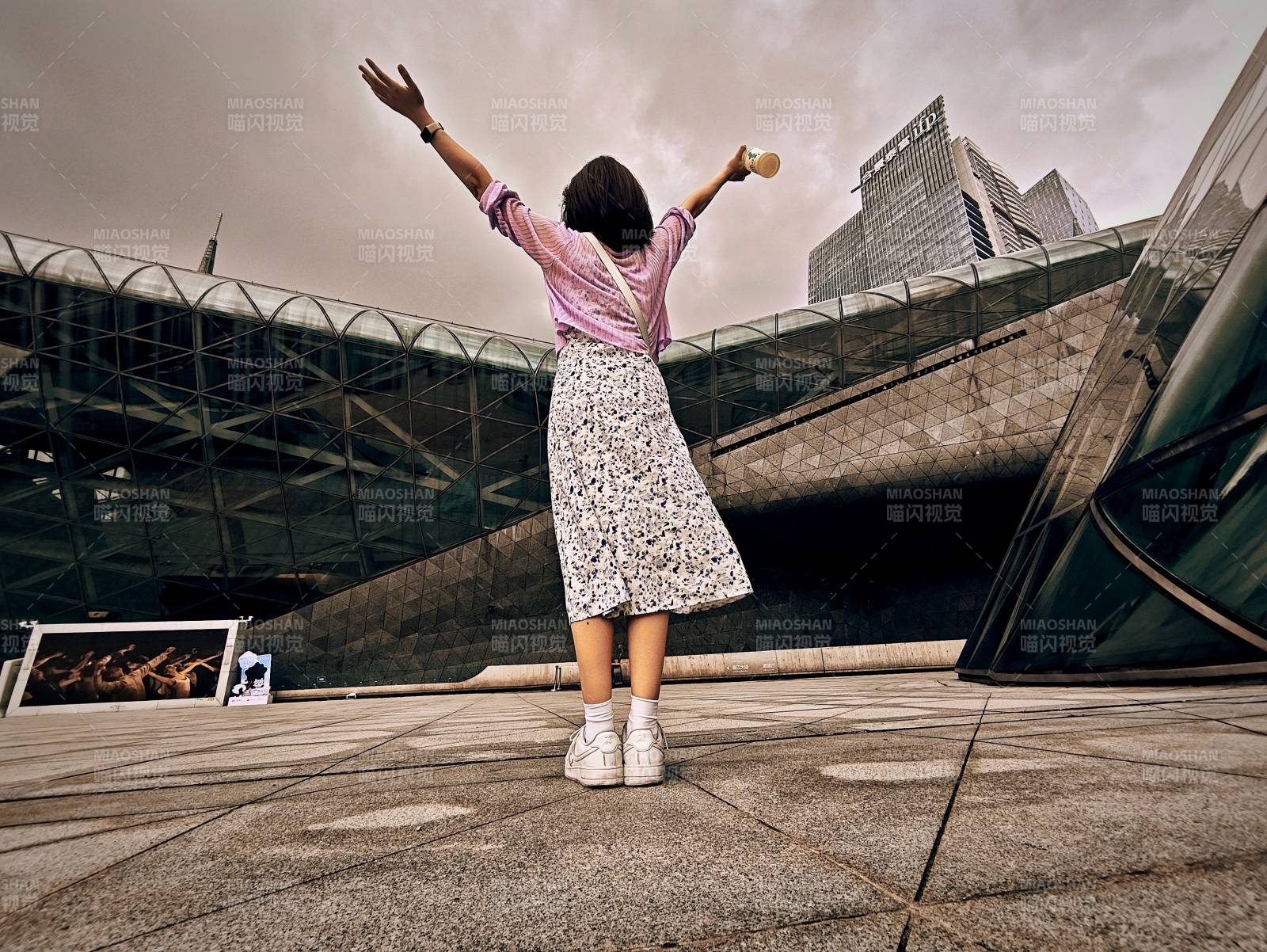 城市中的自由姿态图片