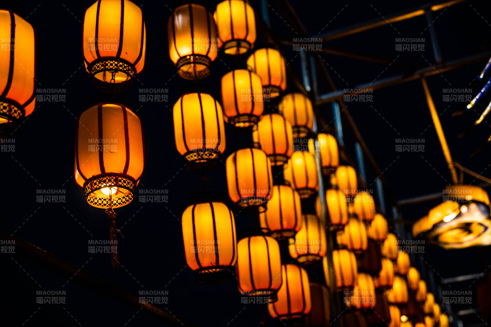 夜色中的灯笼长廊图片