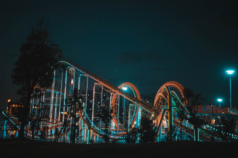 夜幕下的过山车灯光秀图片