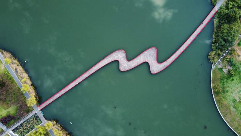 湖中曲折红桥图片